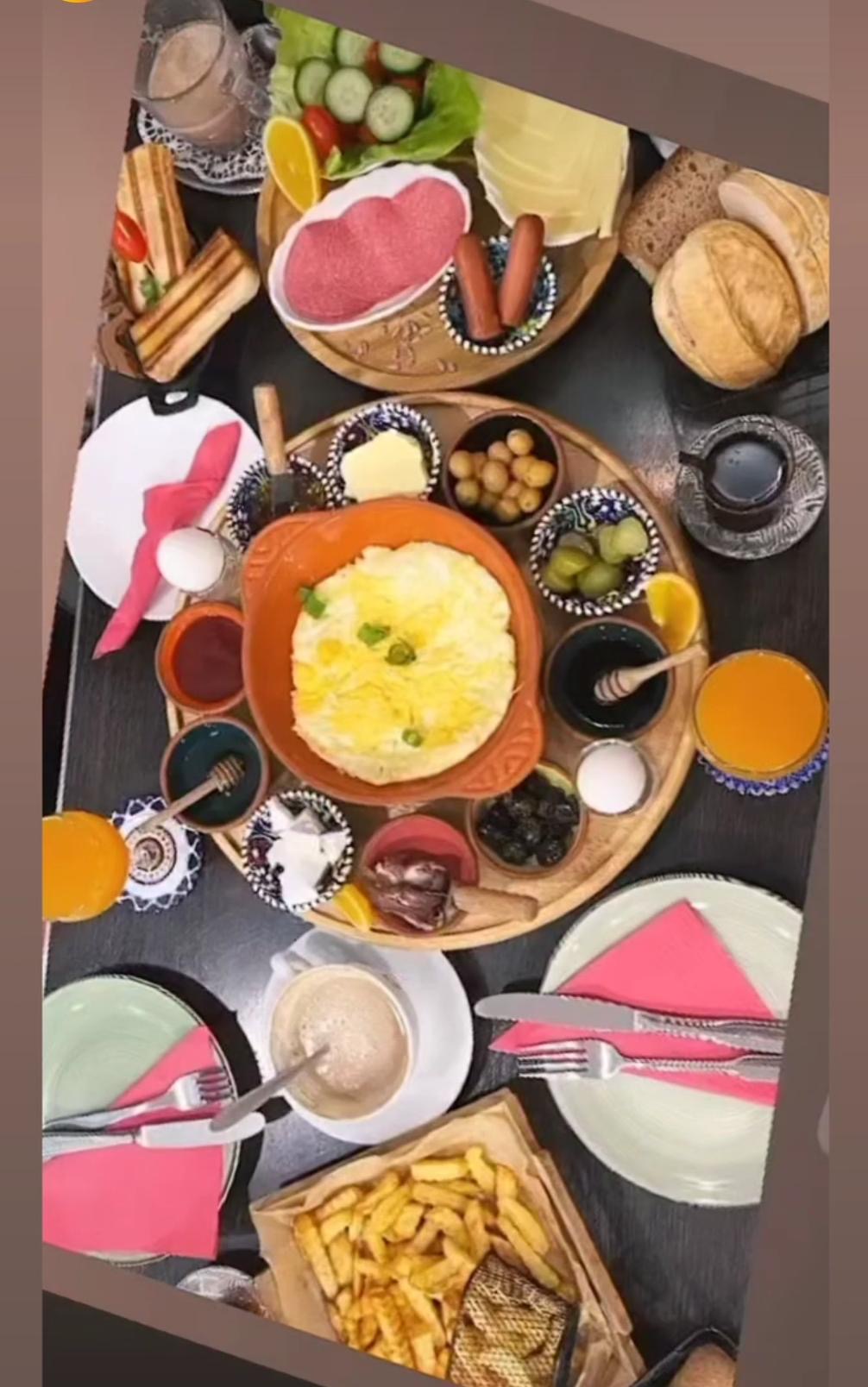 Reichhaltiges Frühstücks-Tableau im Cafe Limis