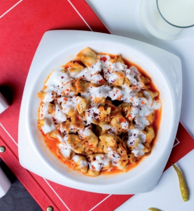 Hausgemachte türkische Manti mit Joghurt-Sauce