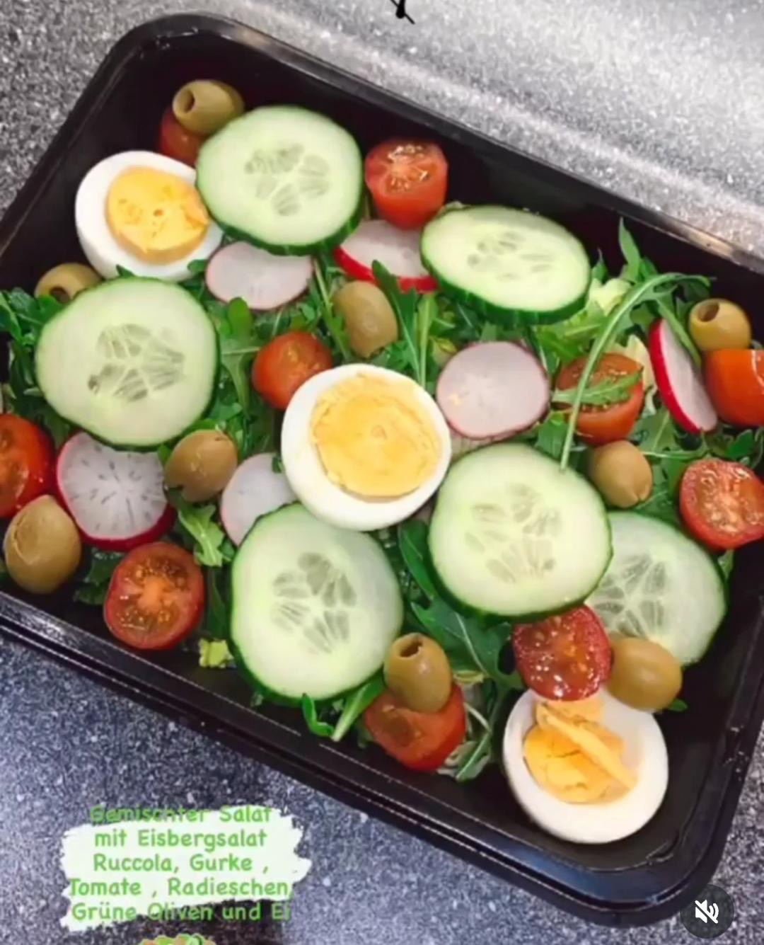 Gemischter Salat mit Eisbergsalat, Rucola, Gurke, Tomate, Radieschen, grünen Oliven und Ei