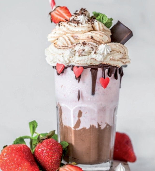 Cremiger Erdbeer-Schoko-Shake mit Sahne und Schokoladen-Drip