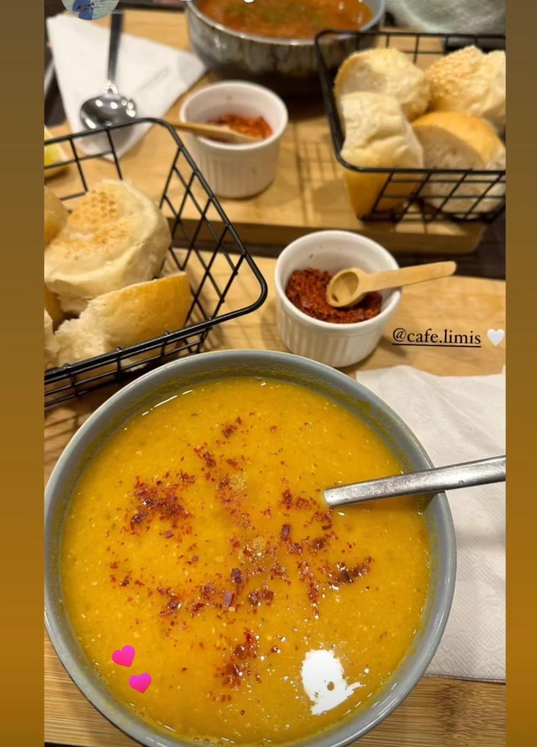 Hausgemachte Suppe mit frischem Brot und Gewürzen im Cafe Limis